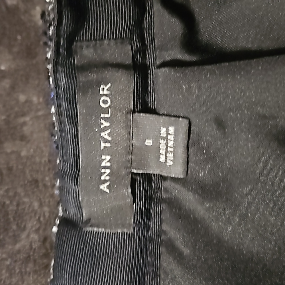 Size 0 Ann Taylor‎ skirt - Picture 2 of 4